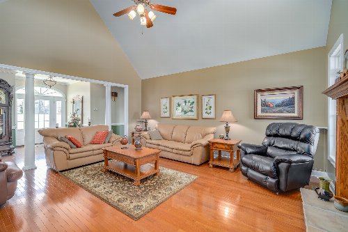 215 Stage Coach Rd, Sewanee, TN  37375