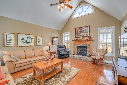 215 Stage Coach Rd, Sewanee, TN  37375