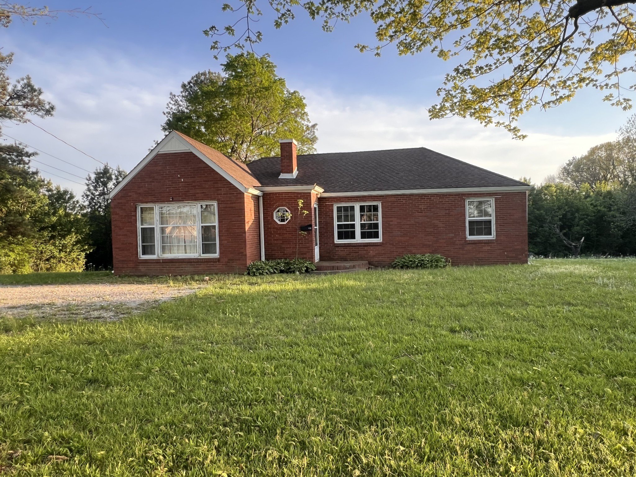 820 Rossview Rd, Clarksville, TN  37043