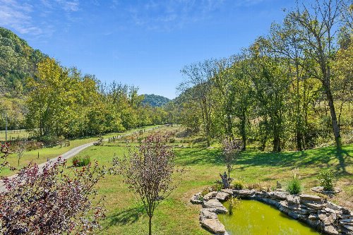 2658 Sycamore Valley Rd, Pleasant Shade, TN  37145