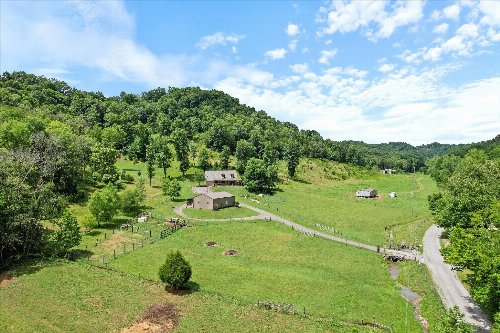 593 Gaulden Hollow Rd, Lafayette, TN  37083